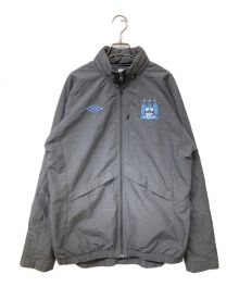 UMBRO（アンブロ）の古着「Manchester City ナイロンジャケット」｜グレー