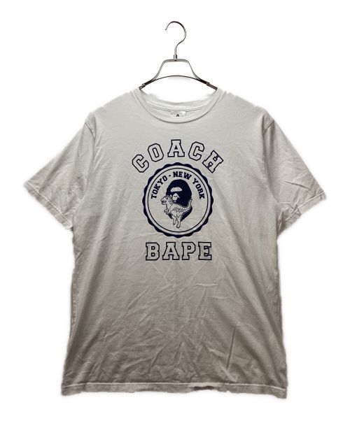 COACH（コーチ）COACH (コーチ) BAPE BY A BATHING APE (ベイプバイアベイシングエイプ) プリントTシャツ ホワイト×ネイビー サイズ:Lの古着・服飾アイテム