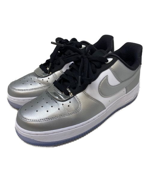 NIKE（ナイキ）NIKE (ナイキ) WMNS AIR FORCE 1 07 SE シルバー×ホワイト サイズ:US7.5の古着・服飾アイテム