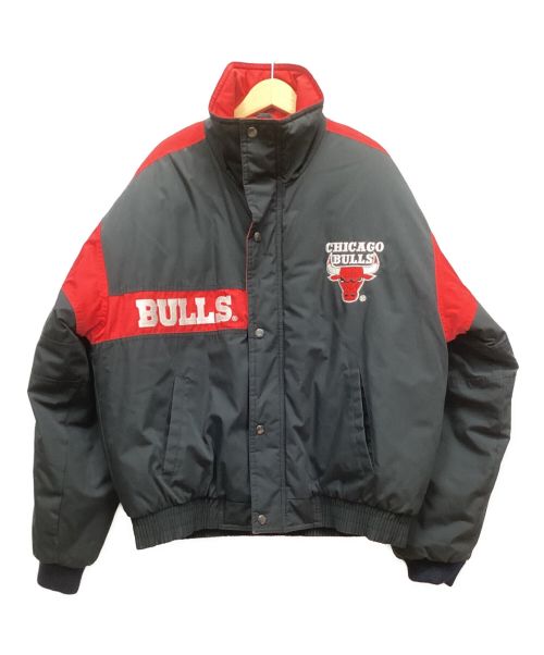 CHICAGO BULLS（シカゴブルズ）CHICAGO BULLS (シカゴブルズ) ナイロンジャケット ブラック×レッド サイズ:Mの古着・服飾アイテム