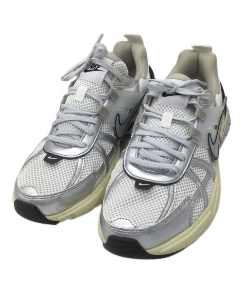 NIKE（ナイキ）NIKE (ナイキ) W V2K RUN SUMMIT WHITE/METALLIC SILVER 24SU-I グレー サイズ:27の古着・服飾アイテム