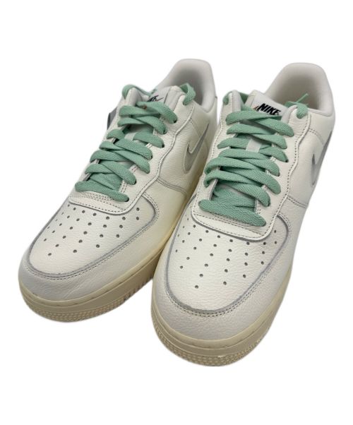 NIKE（ナイキ）NIKE (ナイキ) AIR FORCE 1 '07 PRM VNTG SAIL/SAIL-ENAMEL GREEN-ALPHA ORANGE ホワイト サイズ:UK7,EUR41,cm26,BR39.5 未使用品の古着・服飾アイテム