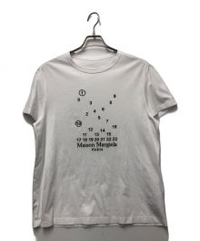 Maison Margiela（メゾンマルジェラ）の古着「カレンダーグラフィックロゴTシャツ」｜ホワイト