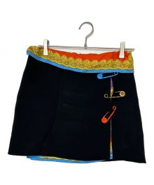 GIANNI VERSACE（ジャンニ・ヴェルサーチ）の古着「Safety Pin Detail Mini Skirt」｜ブラック