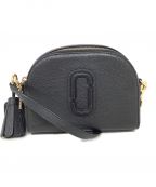 MARC JACOBSマークジェイコブス）の古着「ショルダーバッグ　MARC JACOBS（マークジェイコブス）　SHUTTER CROSSBODY BAG」｜ブラック