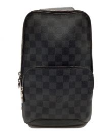 LOUIS VUITTON（ルイ ヴィトン）の古着「アヴェニュー・スリングバッグ ダミエ・グラフィット」｜グレー×ブラック