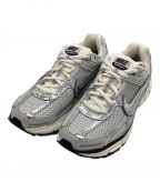 NIKEナイキ）の古着「WMNS ZOOM VOMERO 5 PHOTON」｜DUST/CHROME/GRIDIRON