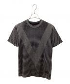 LOUIS VUITTONルイ ヴィトン）の古着「V Logo Leather Patch T-Shirt」｜グレー