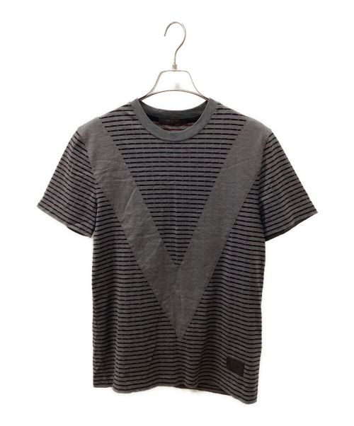 LOUIS VUITTON（ルイ ヴィトン）LOUIS VUITTON (ルイ ヴィトン) V Logo Leather Patch T-Shirt グレー サイズ:XXSの古着・服飾アイテム