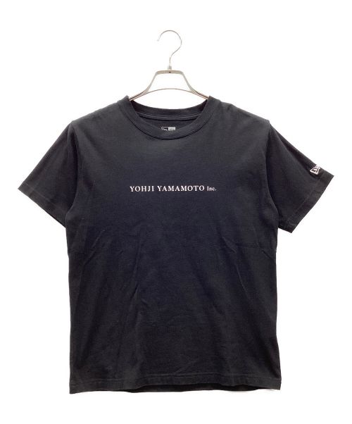 New Era（ニューエラ）New Era (ニューエラ) YOHJI YAMAMOTO (ヨウジヤマモト) Tシャツ ブラック×ホワイト サイズ:Sの古着・服飾アイテム