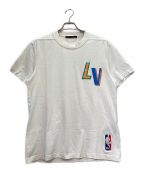 LOUIS VUITTONルイ ヴィトン）の古着「NBA レタープリントTシャツ」｜ホワイト
