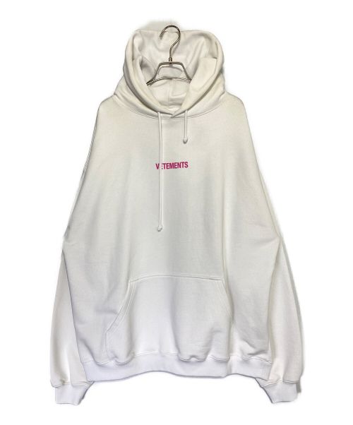 VETEMENTS（ヴェトモン）VETEMENTS (ヴェトモン) ロゴレーベルプルオーバーパーカー ホワイト×ピンク サイズ:Sの古着・服飾アイテム