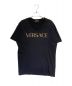 VERSACE（ヴェルサーチ）の古着「ラインストーンロゴTシャツ」｜ブラック