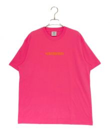 VETEMENTS（ヴェトモン）の古着「バーコードパッチロゴ プリントTシャツ」｜ショッキングピンク