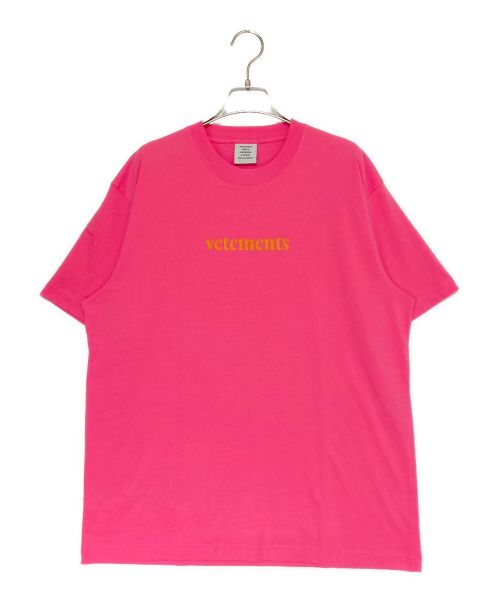 VETEMENTS（ヴェトモン）VETEMENTS (ヴェトモン) バーコードパッチロゴ プリントTシャツ ショッキングピンク サイズ:Sの古着・服飾アイテム