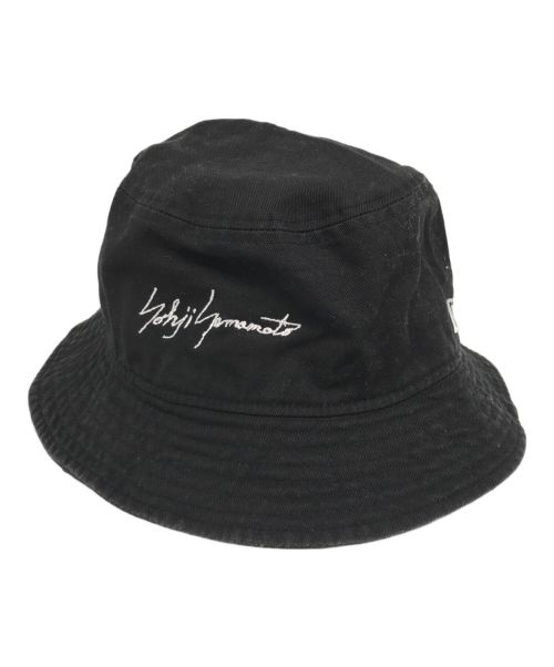 New Era（ニューエラ）New Era (ニューエラ) Yohji Yamamoto pour homme (ヨウジヤマモト プールオム) ロゴ刺繍バケットハット ブラックの古着・服飾アイテム