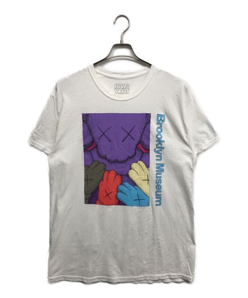 KAWS WHAT PARTY（カウズワットパーティ）KAWS WHAT PARTY (カウズワットパーティ) プリントTシャツ ホワイト サイズ:Lの古着・服飾アイテム