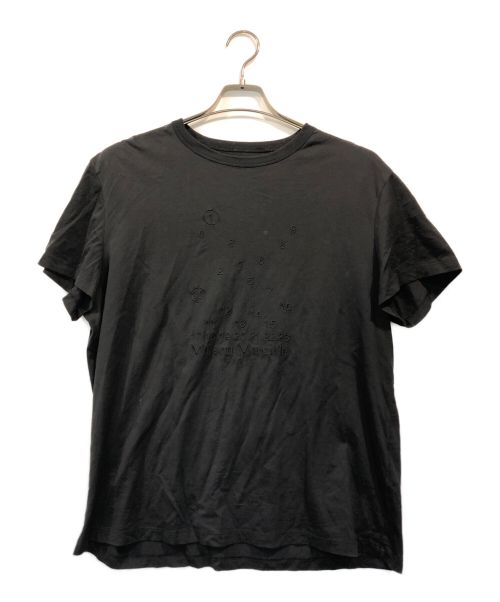 Maison Margiela（メゾンマルジェラ）Maison Margiela (メゾン マルジェラ) カレンダーグラフィック ロゴTシャツ ブラック サイズ:Mの古着・服飾アイテム