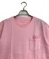 KAWS (カウズ) KAWS：HOLIDAYポケットTシャツ ピンク サイズ:L 未使用品：7000円