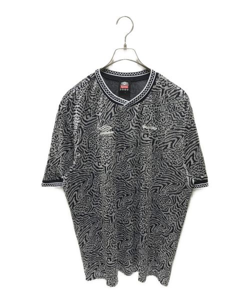 SUPREME（シュプリーム）Supreme (シュプリーム) UMBRO (アンブロ) JACQUARD ANIMAL PRINT SOCCER JERSEY グレー サイズ:XLの古着・服飾アイテム