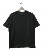 Yohji Yamamoto pour homme×New Eraヨウジヤマモト プールオム×ニューエラ）の古着「S/S シグネチャーロゴアートワークTシャツ」｜ブラック