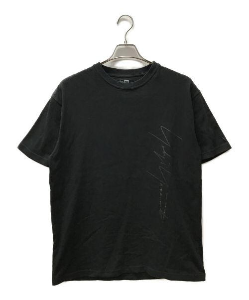 Yohji Yamamoto pour homme（ヨウジヤマモト プールオム）Yohji Yamamoto pour homme (ヨウジヤマモト プールオム) New Era (ニューエラ) S/S シグネチャーロゴアートワークTシャツ ブラック サイズ:XLの古着・服飾アイテム