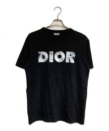 Christian Dior×Daniel Arsham（クリスチャン ディオール×ダニエル・アルシャム）の古着「ロゴプリントTシャツ」｜ブラック