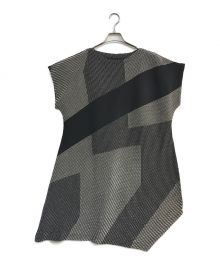 ISSEY MIYAKE（イッセイミヤケ）の古着「デザインプリーツワンピース　IM02FH687　ノースリーブワンピース　ブラック」｜ブラック