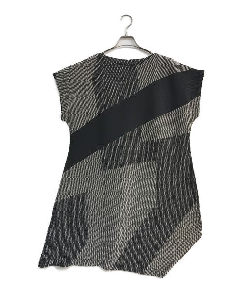 ISSEY MIYAKE（イッセイミヤケ）ISSEY MIYAKE (イッセイミヤケ) デザインプリーツワンピース　IM02FH687　ノースリーブワンピース　ブラック ブラック サイズ:2の古着・服飾アイテム