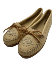 MINNETONKA（ミネトンカ）の古着「DEERSKIN BEADED MOC」｜ベージュ