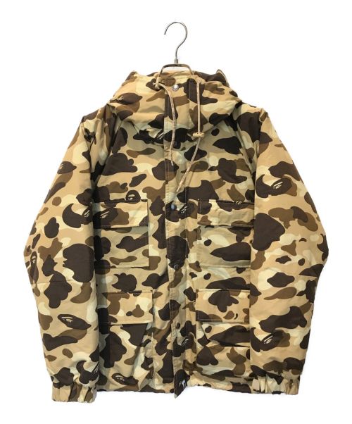 A BATHING APE（アベイシングエイプ）A BATHING APE (アベイシングエイプ) カモ柄ダウンジャケット ベージュ サイズ:Mの古着・服飾アイテム