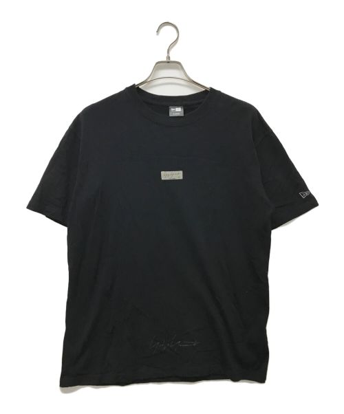 New Era（ニューエラ）New Era (ニューエラ) YOHJI YAMAMOTO (ヨウジヤマモト) logo tee ブラック サイズ:SIZE XLの古着・服飾アイテム