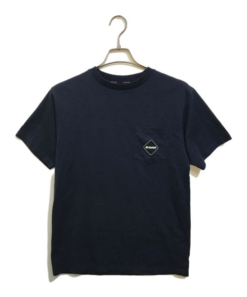 F.C.R.B.（エフシーアールビー）F.C.R.B. (エフシーアールビー) BIG VERTICAL LOGO POCKET TEE ネイビー サイズ:Sの古着・服飾アイテム