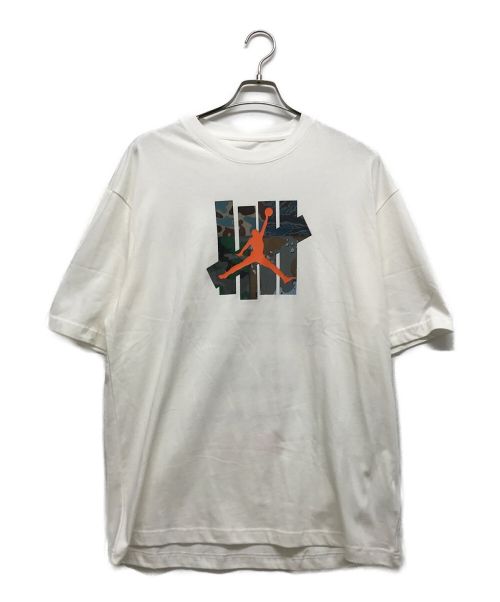 AIR JORDAN（エア ジョーダン）AIR JORDAN (エアジョーダン) UNDEFEATED (アンディーフィーテッド) S/S Tee ホワイト サイズ:L 未使用品の古着・服飾アイテム