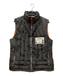 NEIGHBORHOOD（ネイバーフッド）の古着「DEJ SC . DOWN / NC-VEST ダウンベスト　デジタルスノーカモ柄　ロゴジップ　スタンドカラー　19AW」｜グレー