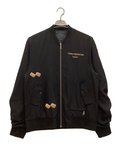 twelvepieces（トゥエルブピーシズ）twelvepieces (トゥエルブピーシズ) Bomber Jacket / ボンバージャケット　ブルゾン　ジップ　アラビア文字　刺繍 ブラック サイズ:Mの古着・服飾アイテム