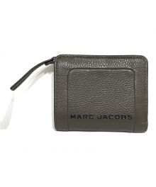 MARC JACOBS（マークジェイコブス）の古着「レザー ザ テクスチャード ボックス ミニ 二つ折り コンパクト財布」｜グレー