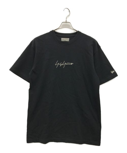 YOHJI YAMAMOTO（ヨウジヤマモト）YOHJI YAMAMOTO (ヨウジヤマモト) New Era (ニューエラ) 刺繍Tシャツ ブラック サイズ:XX LARGEの古着・服飾アイテム