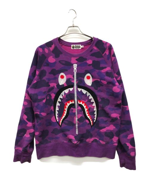 A BATHING APE（アベイシングエイプ）A BATHING APE (アベイシングエイプ) Color Camo Embroidery Shark Crewneck パープル サイズ:Mの古着・服飾アイテム