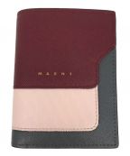 MARNIマルニ）の古着「TONE ON TONE SAFFIANO LEATHER BIFOLD WALLT」｜レッド×グレー