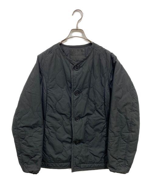 WHITE MOUNTAINEERING（ホワイトマウンテ二アニング）WHITE MOUNTAINEERING (ホワイトマウンテ二アニング) PRIMALOFT QUILTED NO COLLAR BLOUSON/WNM1773221/キルティングジャケット ブラックの古着・服飾アイテム