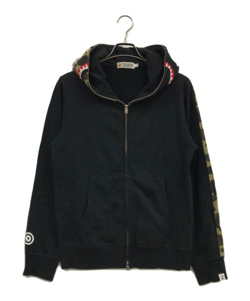 A BATHING APE（アベイシングエイプ）A BATHING APE (アベイシングエイプ) 1st camo green × black 袖切り替えシャークパーカー ブラック サイズ:Mの古着・服飾アイテム