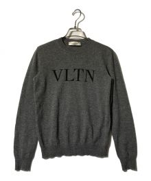 VALENTINO（ヴァレンティノ）の古着「VLTNフロントロゴ/カシミア混クルーネックニット」｜グレー