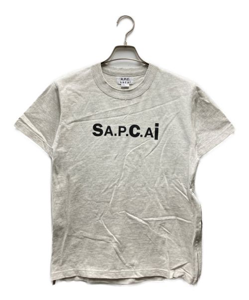 A.P.C.（アーペーセー）A.P.C. (アーペーセー) sacai (サカイ) サイドジップコラボプリントTEE グレー サイズ:Sの古着・服飾アイテム