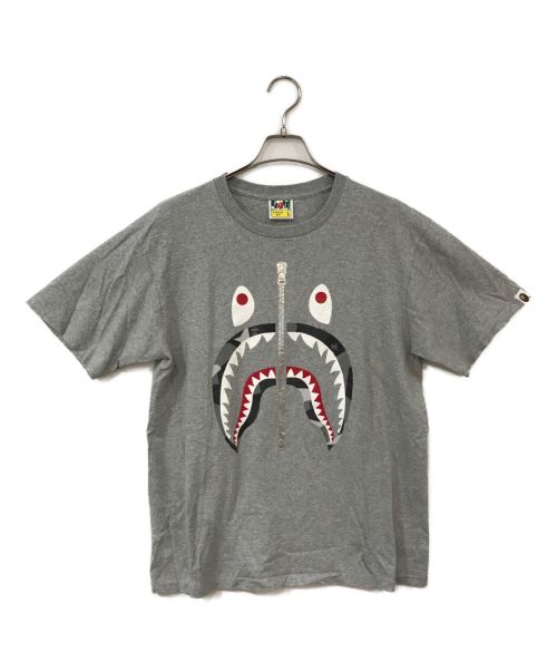 A BATHING APE（アベイシングエイプ）A BATHING APE (ア ベイシング エイプ) シャークプリントTシャツ グレー サイズ:Lの古着・服飾アイテム