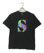 stussyステューシー）の古着「迷彩SロゴTシャツ」｜ブラック