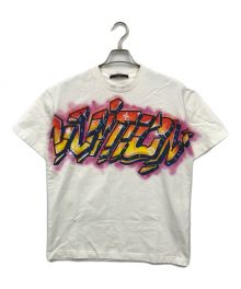 LOUIS VUITTON（ルイ ヴィトン）の古着「グラフィットロゴ プリントTシャツ」｜ホワイト