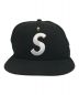 SUPREME（シュプリーム）の古着「Gold Cross S Logo New Era」｜ブラック