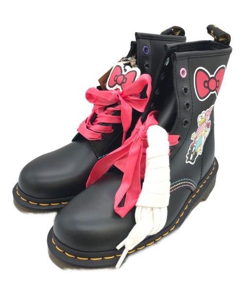 Dr.Martens×Hello Kitty（ドクターマーチン × ハローキティ）Dr.Martens×Hello Kitty (ドクターマーチン × ハローキティ) コラボ8ホールブーツ ブラック×ピンク サイズ:38(24cm程)の古着・服飾アイテム