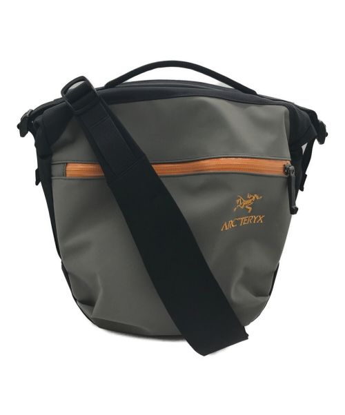 ARC'TERYX（アークテリクス）ARC'TERYX (アークテリクス) BEAMS (ビームス) 別注 Arro 8 Shoulder Bag グレー×オレンジの古着・服飾アイテム